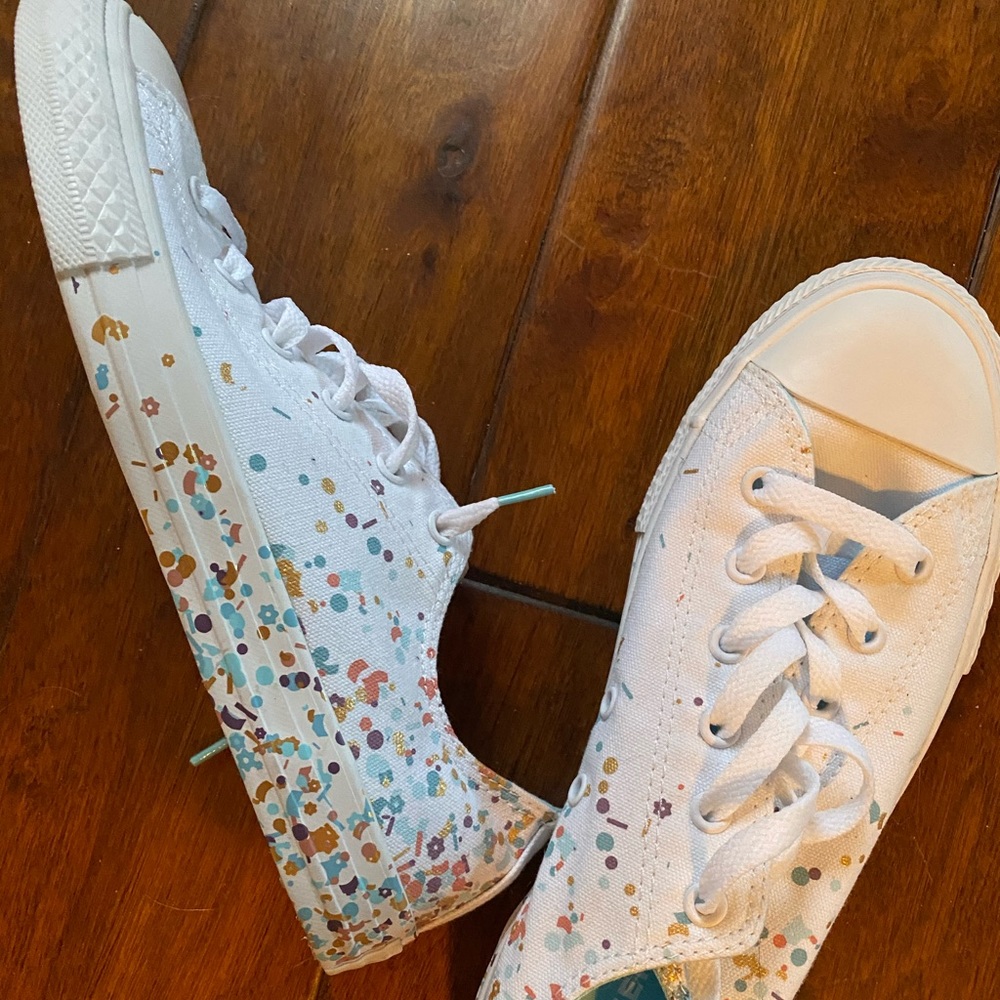 Brand New “juniors” converse 5.5 (approx 8W)